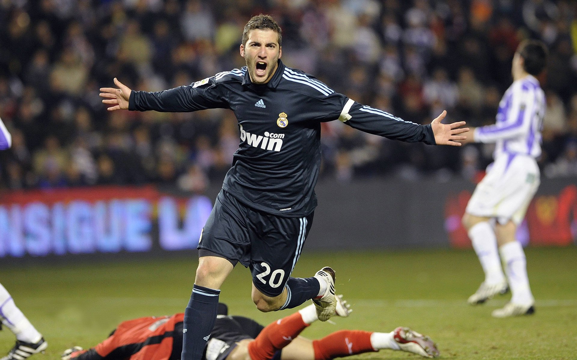 世界杯吉祥物周边玩偶售罄 二级市场价格翻倍上涨